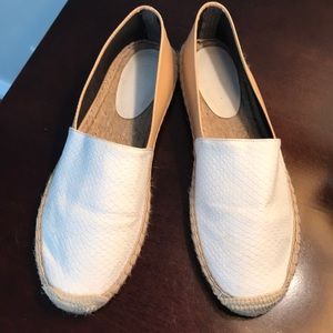 Flats with white snakeskin leather and rattan